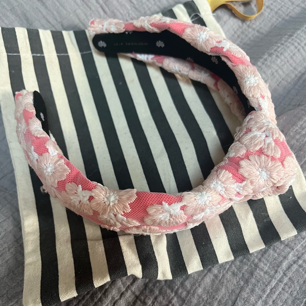 Lele Sadoughi Headband-beautiful flower embroidery!